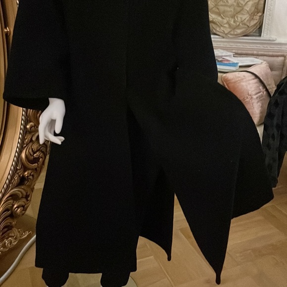 This 100 % wool Helmut Lang coat has many gorgeous details straight line - Picture 4 of 11